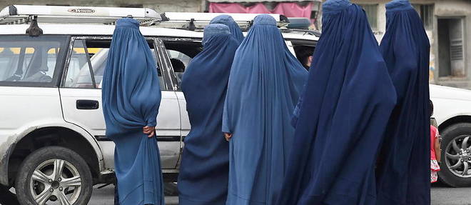 Des femmes portent la burqa dans les rues de Kaboul le 31 juillet 2021.
