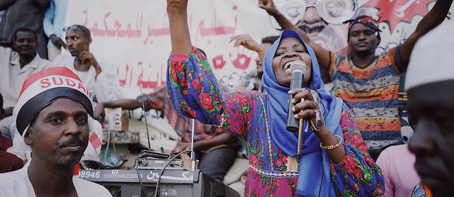 Halima Ishaq, militante sociopolitique, prononce un discours sur le Darfour et la justice transitionnelle lors du sit-in du quartier general de l'armee, Khartoum, 19 avril 2019.
