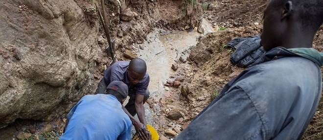 La decision du gouverneur Theo Ngwabidje Kasi arrive apres plusieurs denonciations de la societe civile et des organisations locales de l'exploitation illegale des minerais a Mwenga. 
