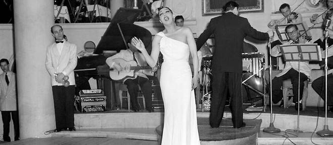 Josephine Baker en 1948 au club des Champs-Elysees. Elle sera pantheonisee le 30 novembre.
