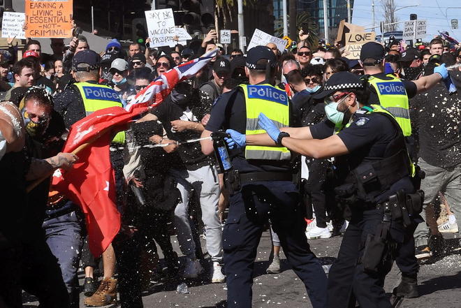 Samedi 21 août, des manifestations contre le confinement ont dégénéré à Melbourne. Environ 200 manifestants ont été interpelés.
 ©  WILLIAM WEST / AFP