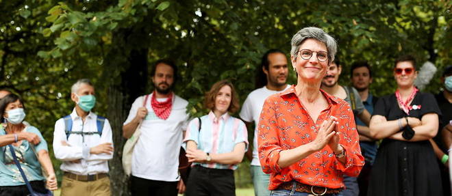 Aperitif de soutien a Sandrine Rousseau, candidate a la primaire ecologiste, lors des journees d'ete a Poitiers le 21 aout dernier.
