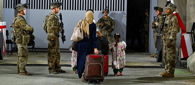 Les soldats americains presents a l'aeroport de Kaboul ont recu l'ordre de quitter les lieux le 31 aout. Pour les candidats a l'asile, le temps presse.
