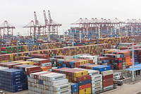 Ce mois-ci, en Chine, un seul homme, teste positif au Covid-19, a provoque l'arret total d'un terminal entier du port de Ningbo, troisieme port de conteneurs de Chine et du monde, durant une semaine entiere.
