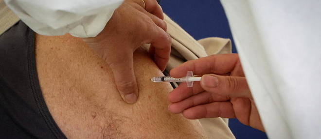Au centre de vaccination de La Fleche (Sarthe), 200 personnes ont potentiellement ete victimes << d'une erreur dans la reconstitution d'un flacon >>. (Illustration)
