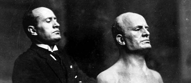 Benito Mussolini pose pour le sculpteur Ernest Durig en 1925.
