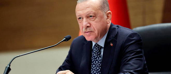 Le president turc Recep Tayyip Erdogan en conference de presse le 27 aout a l'aeroport Ataturk.
