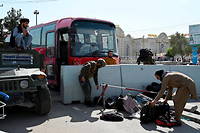 À l'aéroport de Kaboul, les talibans laissent passer les bus qui figurent sur la liste donnée par les Américains.
