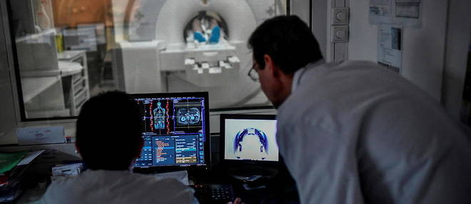Des radiologistes font passer un IRM a un patient de l'hopital Mondor, a Creteil, avec une machine d'imagerie hybride.
