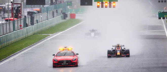 A Spa, c'est apres seulement 2 tours parcourus derriere la voiture de securite et sous une pluie battante que la moitie des points ont finalement ete attribues, permettant a Max Verstappen, vainqueur, de revenir a seulement 3 points de Lewis Hamilton, 3e a l'issue de ce simulacre de Grand Prix de Belgique.

