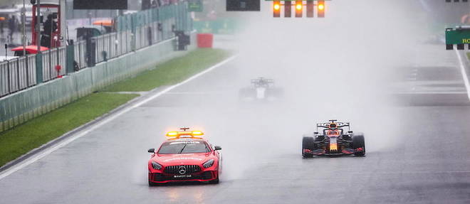 À Spa, c'est après seulement 2 tours parcourus derrière la voiture de sécurité et sous une pluie battante que la moitié des points ont finalement été attribués, permettant à Max Verstappen, vainqueur, de revenir à seulement 3 points de Lewis Hamilton, 3e à l'issue de ce simulacre de Grand Prix de Belgique.
