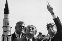 Le 16 novembre 1963, Wernher von Braun presente au president americain John Fitzgerald Kennedy le systeme du lanceur a Cap Canaveral en Floride.
