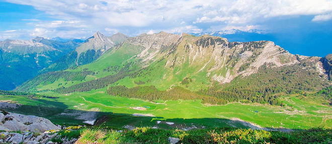 Panorama du massif des Bauges, vu depuis la dent d'Arclusaz (entre Chambery et Albertville).
