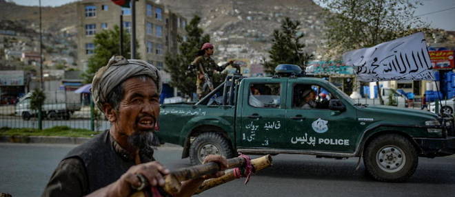 Patrouille de combattants talibans dans une rue de Kaboul, le 31 aout 2021.  
