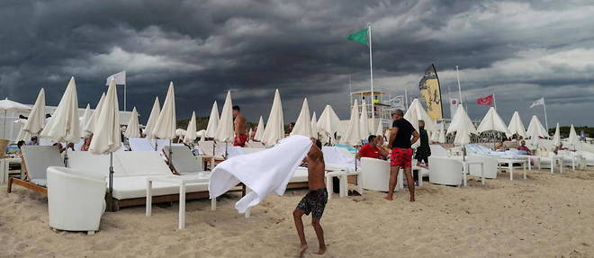 Sur une plage de Ramatuelle. La France a connu un deficit d'ensoleillement de 10 % en moyenne cet ete.
