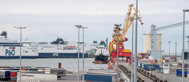 Le transport maritime, ici au port de Calais, represente 13,5 % des emissions du transport dans l'Union europeenne.
