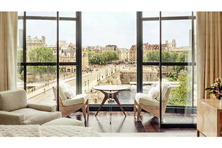 Le Cheval blanc Paris offrira 72 chambres, dont une majorité ouverte sur la Seine, fait unique dans la capitale. 
