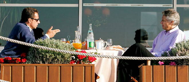 Le Premier ministre Dominique de Villepin (D) et le ministre de l'Interieur, president de l'UMP, Nicolas Sarkozy (G), s'entretiennent, le 3 septembre 2005, lors d'un petit-dejeuner en marge de l'universite d'ete de l'UMP a La Baule. 
