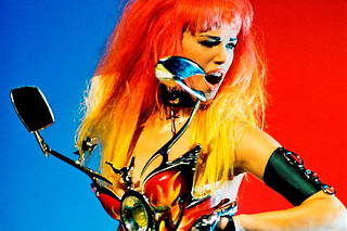  Emma Sjöberg lors du tournage du clip de « Too Funky », de George Michael, réalisé par Thierry Mugler en 1992. 