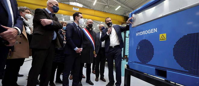 Jean-Baptiste Djebbari, ministre delegue charge des Transports, lors d'une visite a l'entreprise Gaussin, producteur de vehicules lourds motorises a l'hydrogene.
