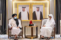 Le ministre qatarien des Affaires étrangères, Mohammed bin Abdulrahman al-Thani, recevant le chef du bureau politique des talibans au Qatar, le mollah Abdul Ghani Baradar, à Doha, le 17 août 2021.
