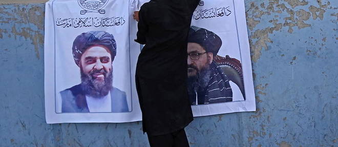 Les visages des nouveaux leaders talibans, dont Mullah Abdul Ghani Baradar et Amir Khan Muttaqi, ont ete affiches dans les rues de Kaboul. 
