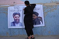 Les visages des nouveaux leaders talibans, dont Mullah Abdul Ghani Baradar et Amir Khan Muttaqi, ont été affichés dans les rues de Kaboul. 
