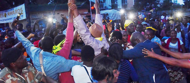 Les putschistes en Guinee ont, dans un geste d'apaisement, libere un groupe d'opposants politiques au president dechu Alpha Conde.
