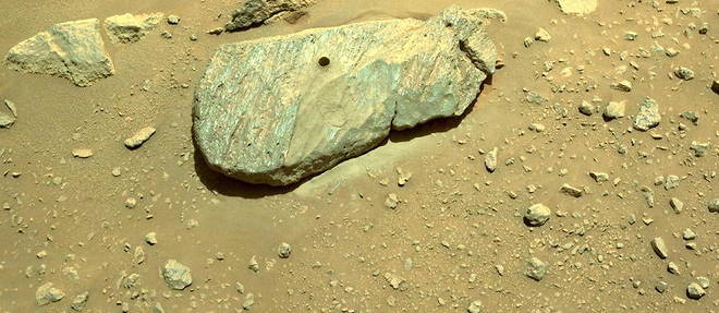 C'est dans cette roche baptisee << Rochette >> que Perseverance a preleve son premier echantillon de sol martien destine a etre analyse dans un laboratoire terrestre. 
