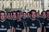 Manifestation à Washington, le 10 avril 2018, avant le le procès de Mark Zuckerberg, accusé de favoriser la désinformation sur Facebook.
