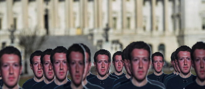 Manifestation à Washington, le 10 avril 2018, avant le le procès de Mark Zuckerberg, accusé de favoriser la désinformation sur Facebook.

