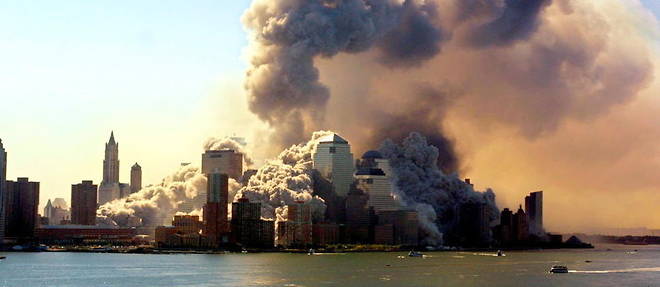 Les tours jumelles s'effondrent dans un immense fracas le 11 septembre 2001. 
