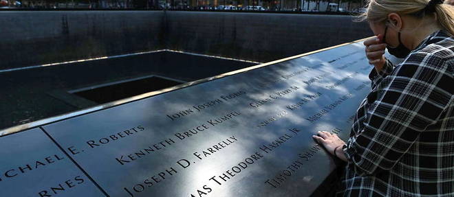 Une femme pleure le 10 septembre 2021 devant le memorial des attentats du 11 Septembre a New York.
