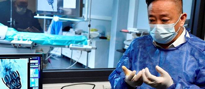  Les équipes du docteur Nguyen Tran  (ci-dessus)  ont mis au point le premier dispositif d’assistance cardiaque biocompatible, un exosquelette placé autour du cœur pour l’aider à battre. Nettement moins invasif que la greffe ou la pose d’un cœur artificiel.  ©POL EMILE / SIPA