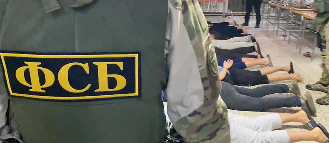 Un agent du FSB arrete des hommes soupconnes d'appartenir a une cellule terroriste en Russie.
