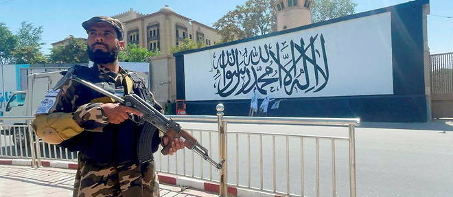 Un taliban monte la garde devant le batiment qui abritait l'ambassade americaine a Kaboul.
