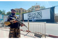 Un taliban monte la garde devant le bâtiment qui abritait l'ambassade américaine à Kaboul.
