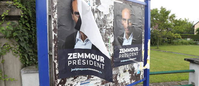 Une affiche avec le portrait d'Eric Zemmour pour promouvoir sa candidature en 2022 collee sur un panneau d'affichage a Sierentz le 29 juin 2021.
