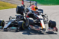 L'accrochage peu glorieux de Monza a vu Verstappen condamné à un recul de trois places pour le prochain Grand-Prix alors qu'à Silverstone, Hamilton a tiré impunément les marrons du feu. L'issue du championnat risque fort d'être impacté par ces décisions des juges.
