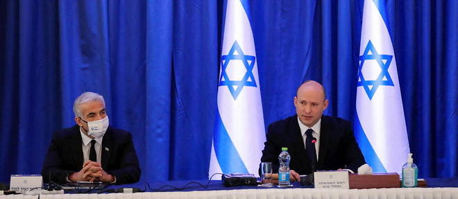 Le chef de la diplomatie israelienne Yair Lapid (ici a gauche) a presente un projet visant a << agir des maintenant >> pour << ameliorer >> les conditions de vie dans la bande de Gaza et  y << creer de meilleures conditions pour de futurs pourparlers >>.
