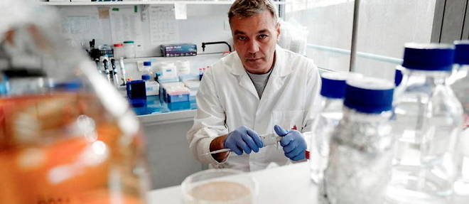 Etienne Decroly, virologue, directeur de recherche a l'universite d'Aix-Marseille (CNRS)
