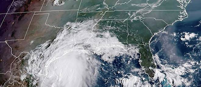 Etats-Unis: la tempete tropicale Nicholas faiblit en avancant dans les terres