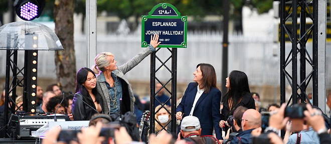L'esplanade en hommage a Johnny Hallyday a ete inauguree devant l'AccorHotels Arena, dans le 12e arrondissement de Paris, mardi. 
