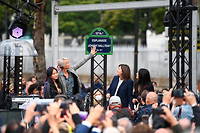 L'esplanade en hommage à Johnny Hallyday a été inaugurée devant l'AccorHotels Arena, dans le 12e arrondissement de Paris, mardi. 
