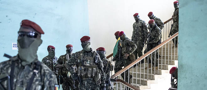 Le colonel Mamady Doumbouya et ses hommes quittent le Palais du peuple apres la premiere session de pourparlers entre la junte au pouvoir et les partis politiques guineens, a Conakry, le 14 septembre 2021.

