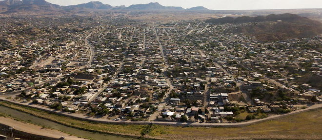 La frontiere entre les Etats-Unis et le Mexique au niveau de El Paso et Ciudad Juarez.
