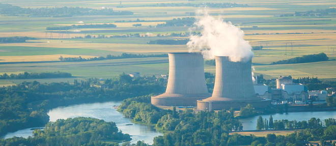 La centrale de Saint-Laurent-des-Eaux, dans le Loir-et-Cher. Le nucleaire produit en France environ 70 % de notre electricite.
