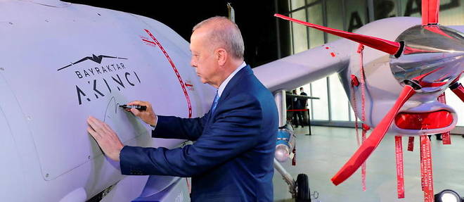 Le president turc Recep Tayyip Erdogan appose sa signature sur un drone de combat Bayraktar a Ankara, le 29 aout 2021.
