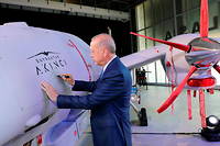 Le président turc Recep Tayyip Erdogan appose sa signature sur un drone de combat Bayraktar à Ankara, le 29 août 2021.
