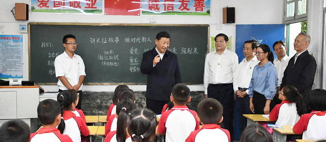 Le president chinois Xi Jinping en visite dans une ecole du district de Rucheng, dans la province du Hunan, le 16 septembre 2020. L'etude de la pensee Xi est desormais imposee dans les programmes d'enseignement.
